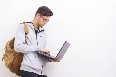 öğrenci veya genç yetişkin ile laptop alan beyaz duvar üzerinde