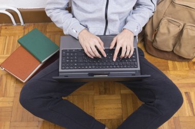 Genç adam laptop ile yazarak gençler