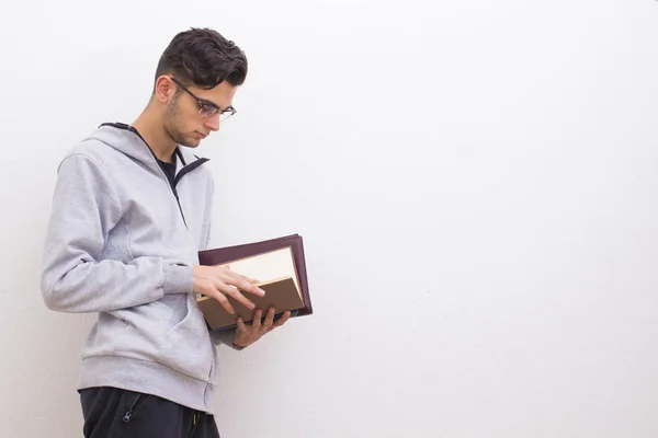 Jonge Student Met Boeken Witte Muur — Stockfoto