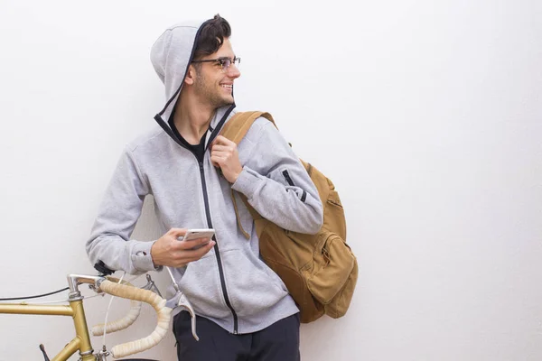 Jongeren Met Rugzak Mobiele Telefoon Witte Muur — Stockfoto