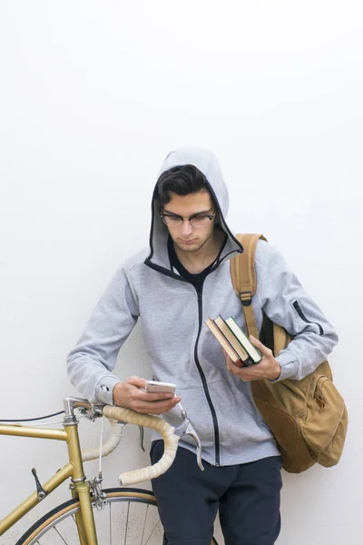 Casual Stijl Student Met Mobiele Telefoon — Stockfoto