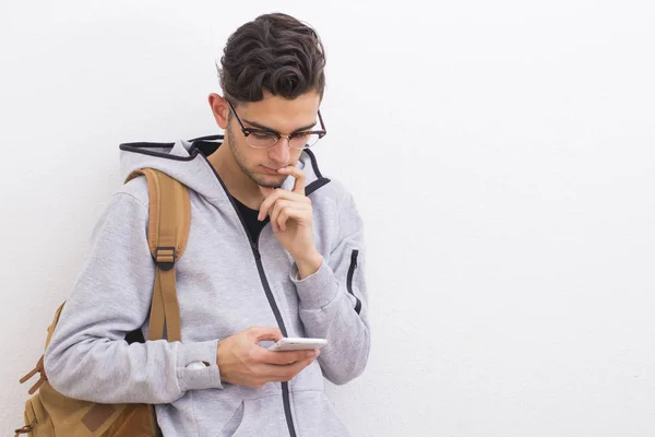 Ung Med Mobiltelefon Isolerat Den Vita Väggen — Stockfoto