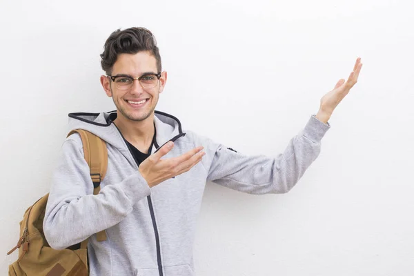 Jovem Sorrindo Apontando Espaço Branco — Fotografia de Stock