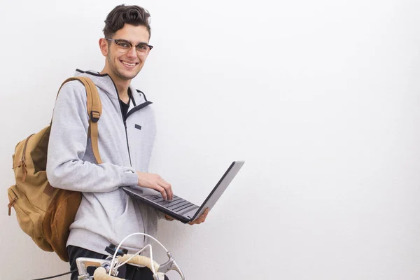 Estudiante Adulto Joven Con Portátil Pared Blanca Con Espacio — Foto de Stock