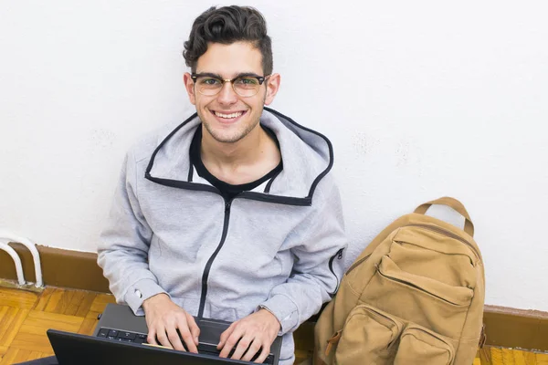 Estudiante Con Ordenador Mochila Del Colegio Universidad — Foto de Stock