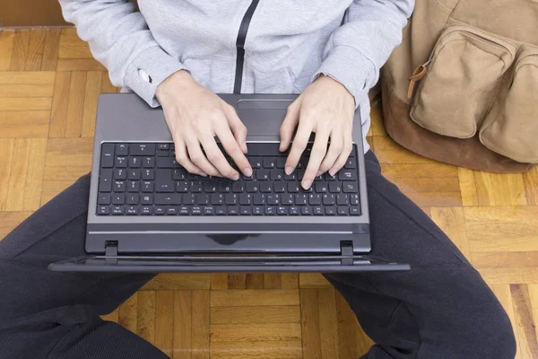 Étudiant Avec Ordinateur Sac Dos Collège Université — Photo