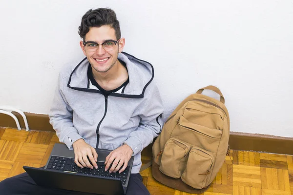 Estudante Com Computador Mochila Faculdade Universidade — Fotografia de Stock