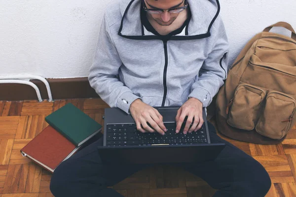 Jovem Digitação Com Laptop Adolescentes — Fotografia de Stock