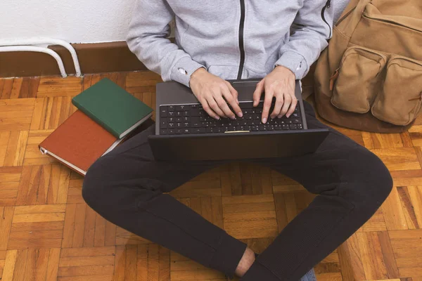 Ung Man Att Skriva Med Laptop Tonåringar — Stockfoto