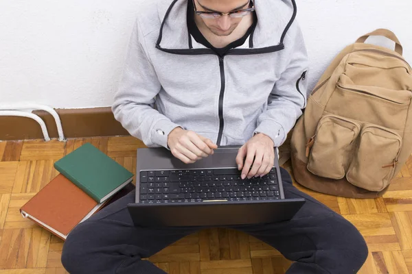 Jovem Digitação Com Laptop Adolescentes — Fotografia de Stock