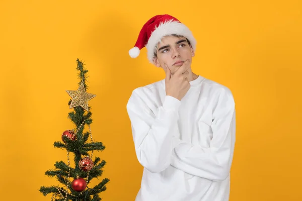 Jeune Homme Adolescent Avec Santa Claus Chapeau Arbre Noël Sur — Photo