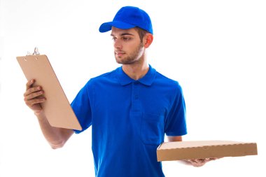 Pizza teslimatçısı beyaz arka planda izole edilmiş.