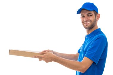 Beyaz arka planda izole edilmiş pizza teslimatçısı portresi.