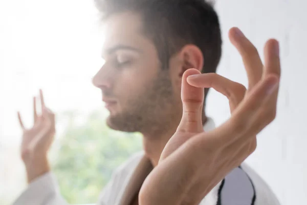 Uomo Mano Primo Piano Con Concentrazione Yoga Gesto Meditazione — Foto Stock