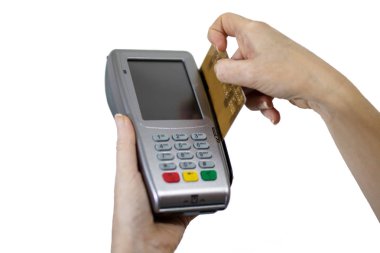 Kredi kartı ve satış terminali ile el.