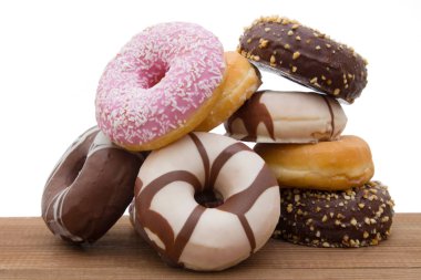 Tahtanın beyaz arka planında yalıtılmış çörekler.