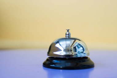 Otel resepsiyonunun zili ya da zili