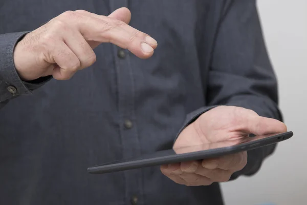 Close Van Zakenman Handen Met Tablet Digitaal Boek — Stockfoto