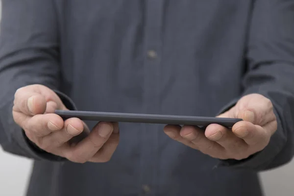 Close Van Zakenman Handen Met Tablet Digitaal Boek — Stockfoto