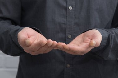 erkek eli boyut veya destek göstergesi ile yakın çekim