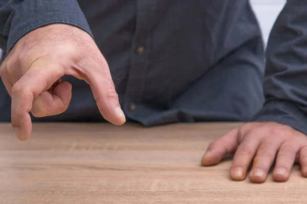 Man Hand Close Met Grootte Ondersteuning Indicatie — Stockfoto