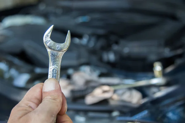 Mano Con Herramientas Taller Mecánico Coche — Foto de Stock