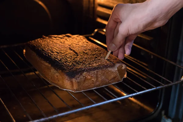 Taart Dessert Oven Met Hand Controleren Van Het Koken — Stockfoto