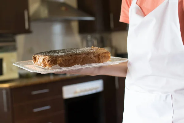 Chef Con Pastel Recién Hecho Bandeja Primer Plano —  Fotos de Stock