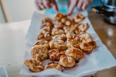 Taze tatlı, çörek, hamur işi ve şekerli eller.