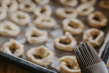 Pişirmek için hazırlanmış tepside kurabiye ya da donut şekilli şekerler