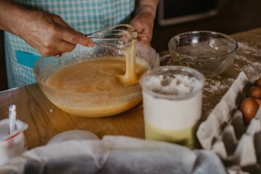 Evde pasta ve pasta hazırlıyorum.