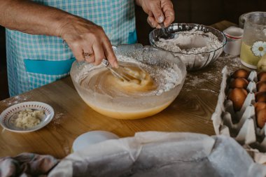 Evde pasta ve pasta hazırlıyorum.