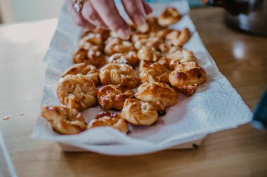 Taze tatlı, çörek, hamur işi ve şekerli eller.