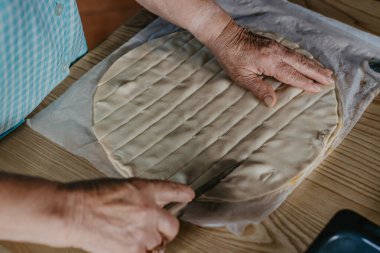 Ekmek ya da geleneksel mutfaklar için karışımı yoğuran eller.