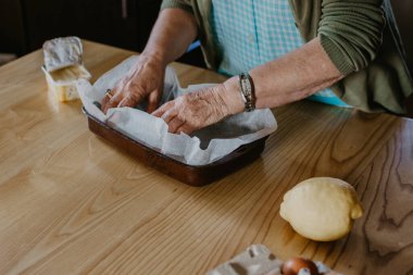 Mutfaktaki kadın Noel tatlısı veya hamur işi yapıyor.