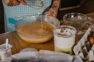 Evde pasta ve pasta hazırlıyorum.