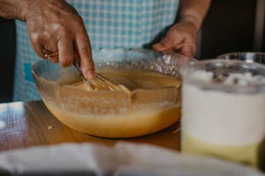 Evde pasta ve pasta hazırlıyorum.