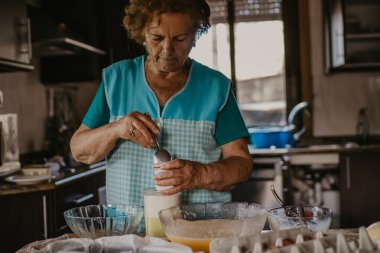 Evde pasta ve pasta hazırlıyorum.