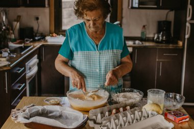 Evde pasta ve pasta hazırlıyorum.