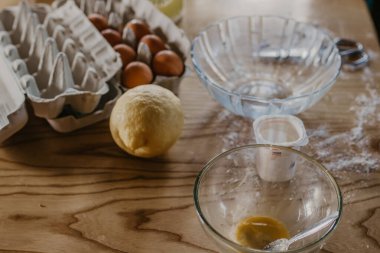 içinde malzemeler ve pişirme aletleri olan masa.