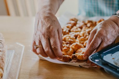 Taze tatlı, çörek, hamur işi ve şekerli eller.