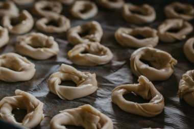 Pişirmek için hazırlanmış tepside kurabiye ya da donut şekilli şekerler