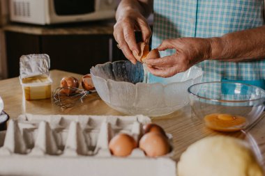 Kadın elleri tatlı ya da Noel şekeri yapıyor.