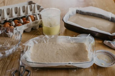 Kek hamuru yemek tepsisinde