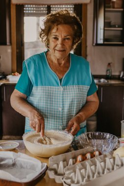 Evde pasta ve pasta hazırlıyorum.