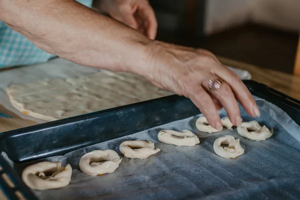 Mãos Cozinhar Fazendo Donuts Doces Tradicionais — Fotografia de Stock