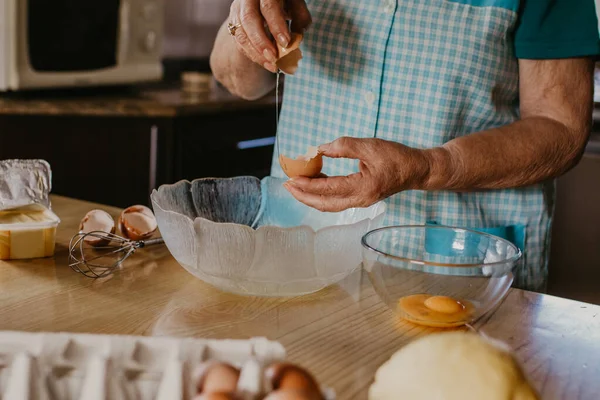 Senior Vrouw Het Maken Van Wit Voor Kerst Taarten Snoep — Stockfoto