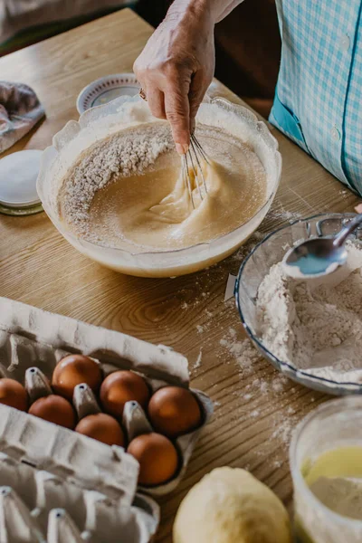 Mujer Adulta Cocina Amasando Mezcla Dulces Postres — Foto de Stock