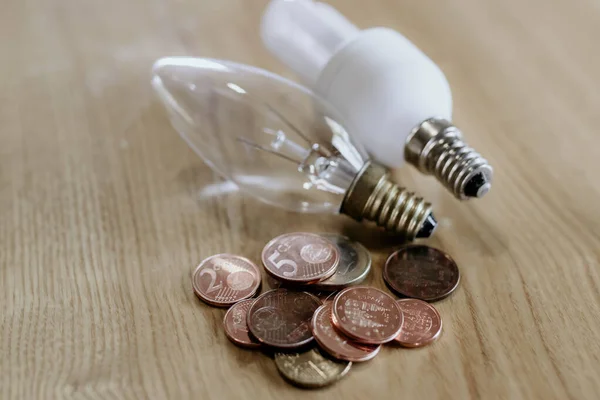 Lampadine Denaro Monete Risparmio Energetico — Foto Stock