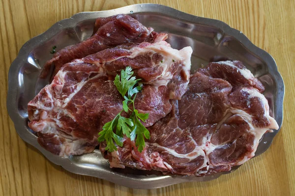 新鮮な仔牛の肉を木に刻み — ストック写真